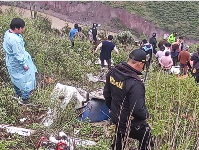 La ambulancia, dando varias vueltas de campana, hasta caer a un abismo de aproximadamente 300 metros.