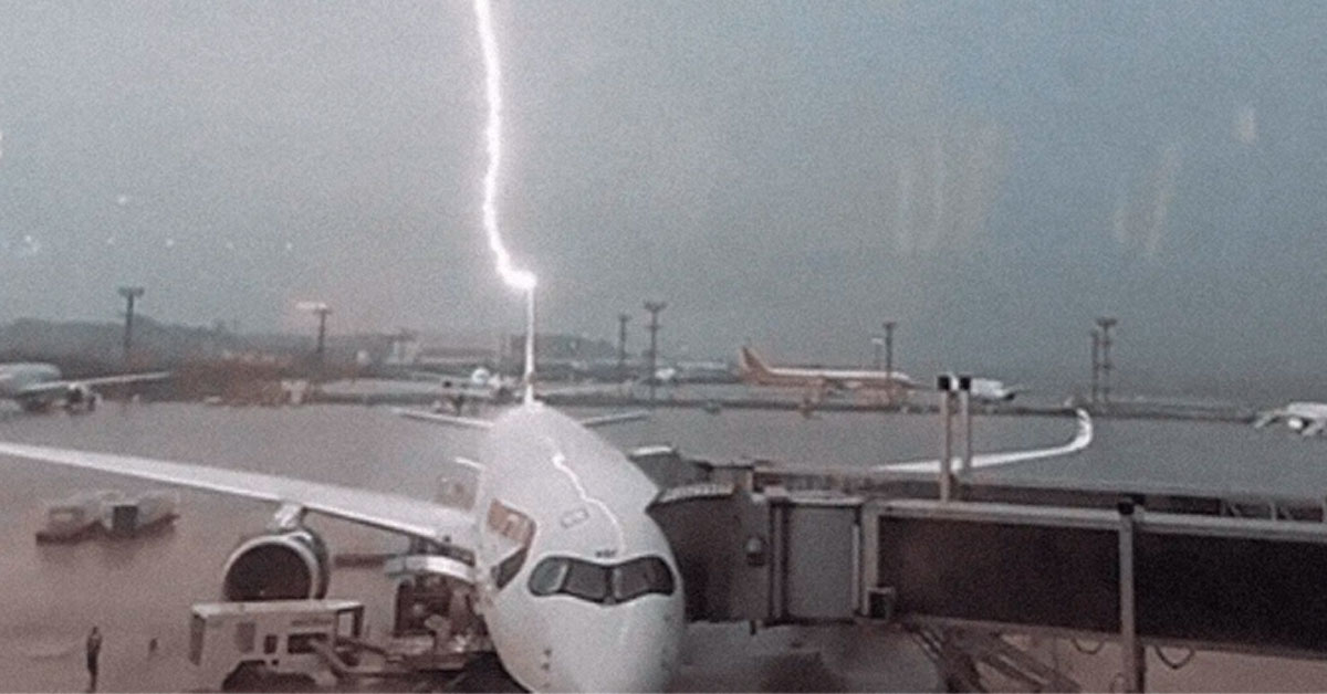 Avión es impactado por un RAYO en la pista de aterrizaje en aeropuerto ¿Reportan heridos?