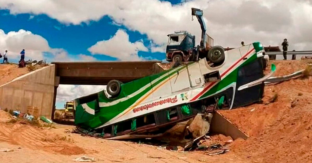 Tragedia en la carretera: Autobús se desbarrancó y dejó al menos 19 fallecidos