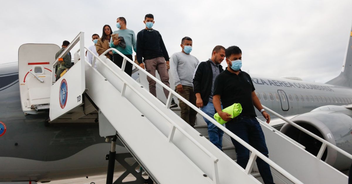 Avión con deportados de EE. UU. ya aterrizó en Colombia, anuncia Gustavo Petro: "Son libres y dignos"