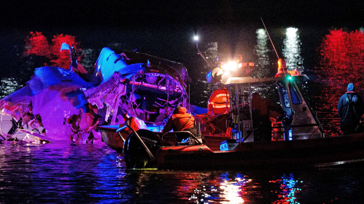 Labores de rescate de cuerpos y sobrevivientes en condiciones glidas del ro Potomac.