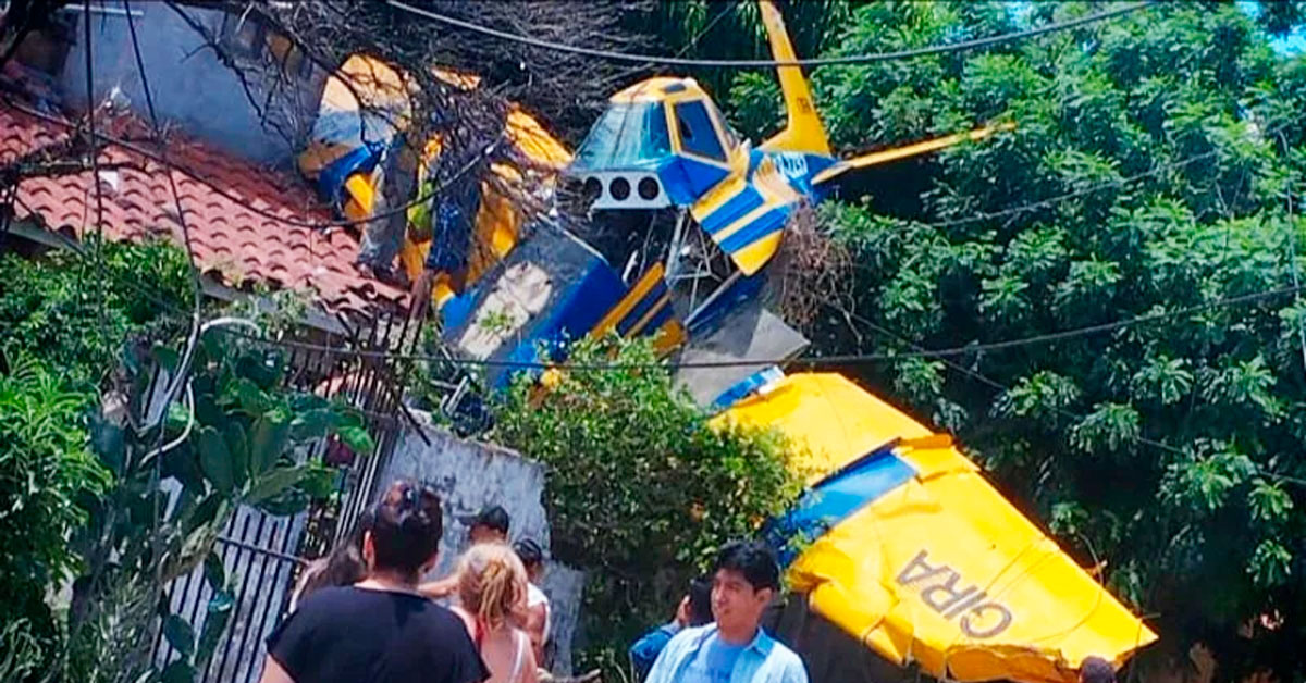 Avioneta protagoniza aparatoso accidente y se estrella sobre el techo de una vivienda
