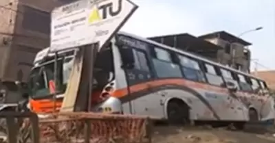 Bus de transporte choc contra poste de luz en SJM.