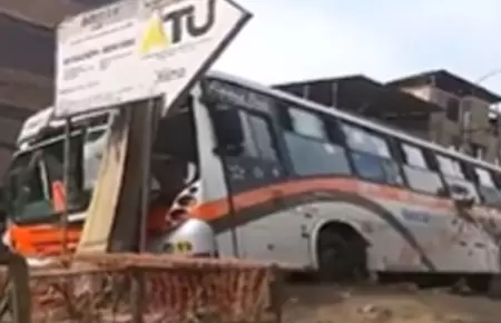 Bus de transporte choc contra poste de luz en SJM.