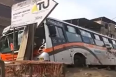 Bus de transporte choc contra poste de luz en SJM.