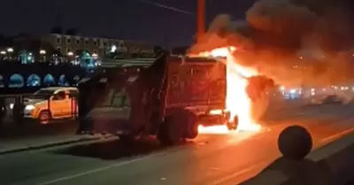 Camin de basura se incendia en la Va Evitamiento.