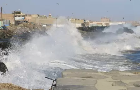 Oleajes intensos en el litoral peruano continuarn hasta el 13 de enero.