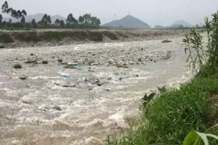 Vecinos de Chaclacayo acusan a autoridades de no actuar frente a crecida del ro