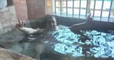 Reo disfrutando de un "jacuzzi" en prisin