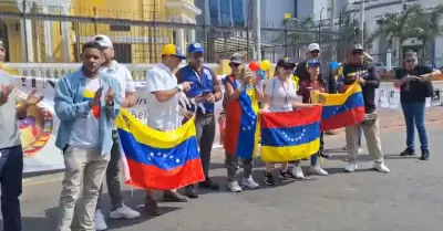 Venezolanos en Per rechazan juramentacin de Nicols Maduro.