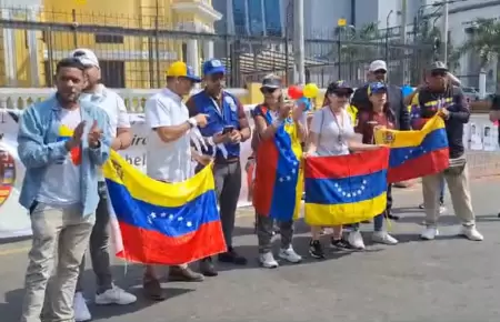 Venezolanos en Per rechazan juramentacin de Nicols Maduro.