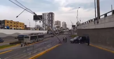 Cierran dos estaciones de Metropolitano por poste a punto de caer en Va Expresa