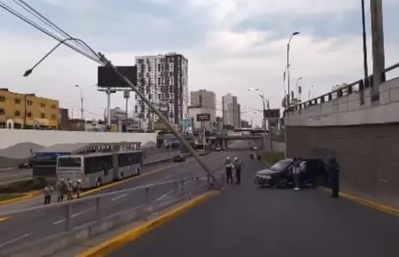 Cierran dos estaciones de Metropolitano por poste a punto de caer en Va Expresa