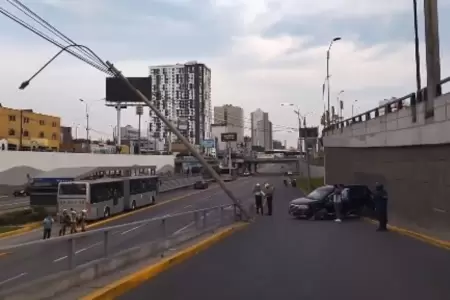 Cierran dos estaciones de Metropolitano por poste a punto de caer en Va Expresa