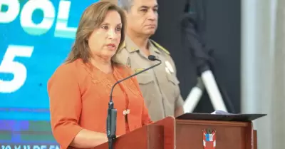 Presidenta condena procesos penales contra policas que usan armas de fuego para