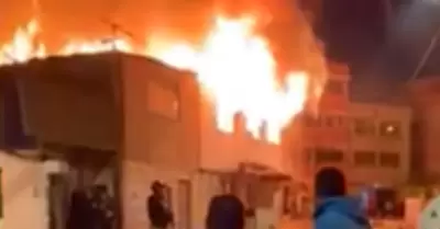 Un voraz incendio dej en el abandono a cinco familias en Santa Anita.