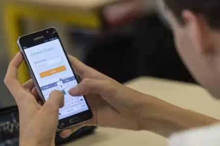 Proponen prohibir el uso de celulares en colegios.