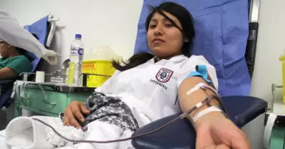 Estudiantes donan sangre