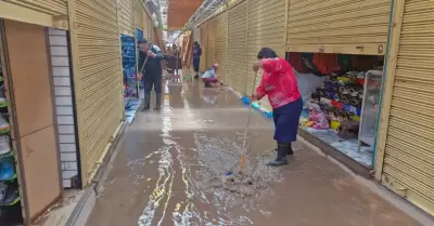 Intensa lluvia inunda mercados de Juliaca.