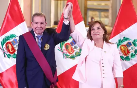 Edmundo Gonzlez agradece condecoracin a Dina Boluarte