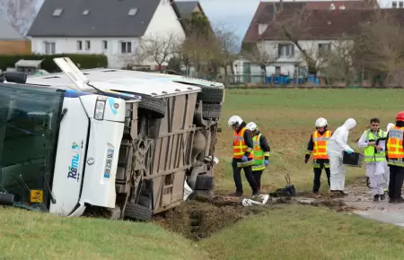 Accidente de autobs escolar en Francia deja un fallecido.