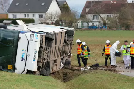 Accidente de autobs escolar en Francia deja un fallecido.