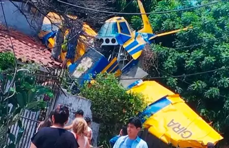 Avioneta se estrella en techo de una vivienda.