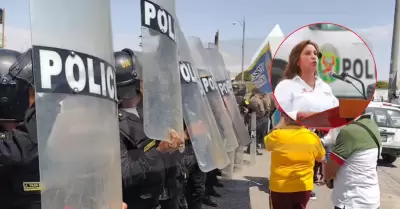 PNP tapa con sus escudos las pancartas de protestantes cuando la presidenta Dina