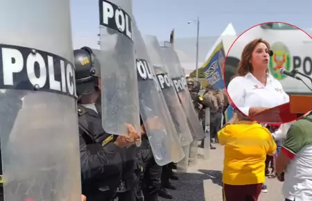 PNP tapa con sus escudos las pancartas de protestantes cuando la presidenta Dina