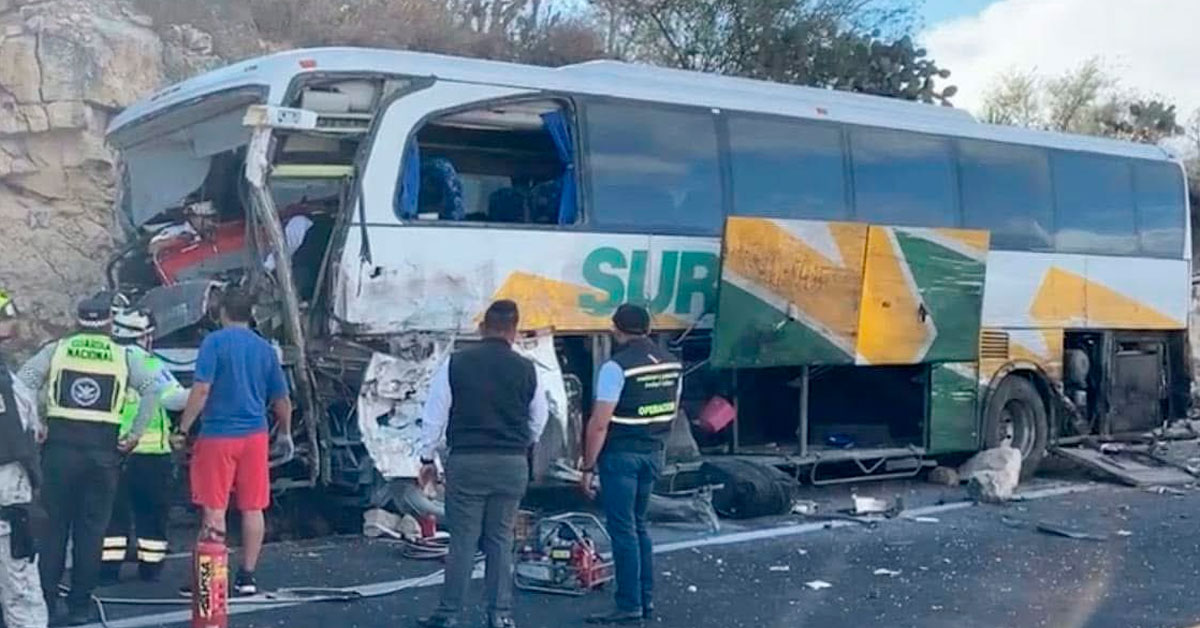 Bus choca contra un camión en la carretera: Reportan dos fallecidos y decenas de heridos