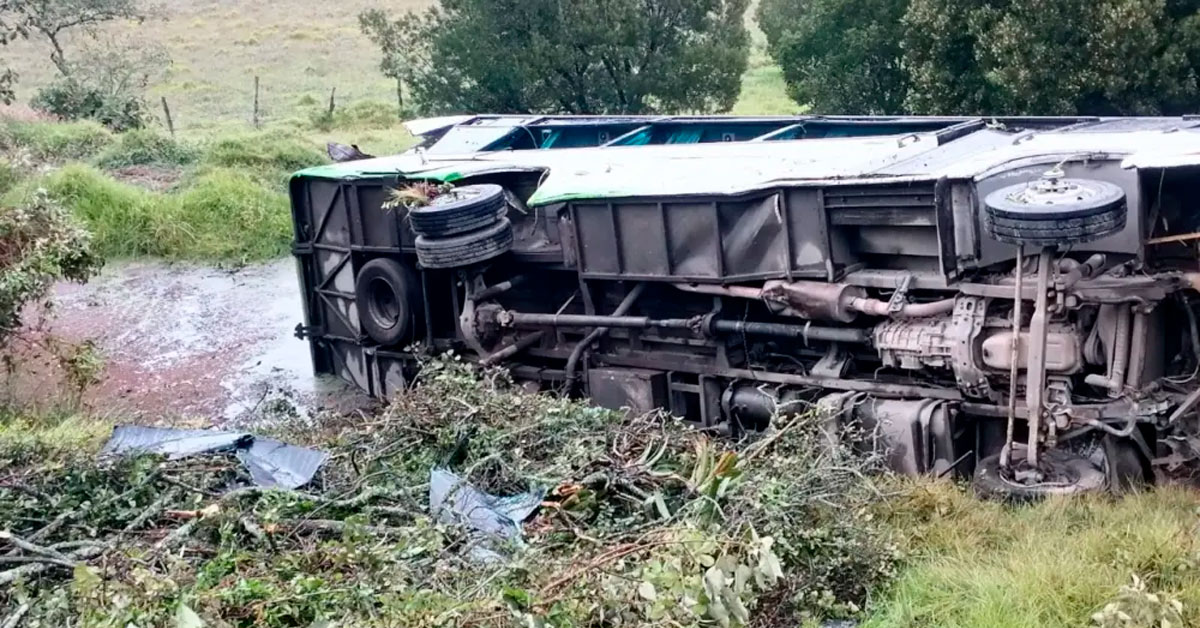 Tragedia en la carretera: Bus se salió de la vía y se volcó dejando un fallecido y más de 20 heridos