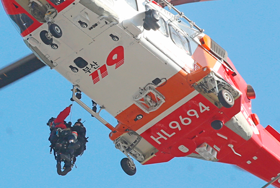 Bomberos usan helicptero para rescatar a trabajadores del incendio en hotel de Busan.