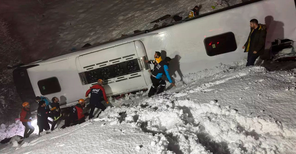 Bus se volcó por fuerte nevada: Reportan cinco fallecidos y más de 30 heridos