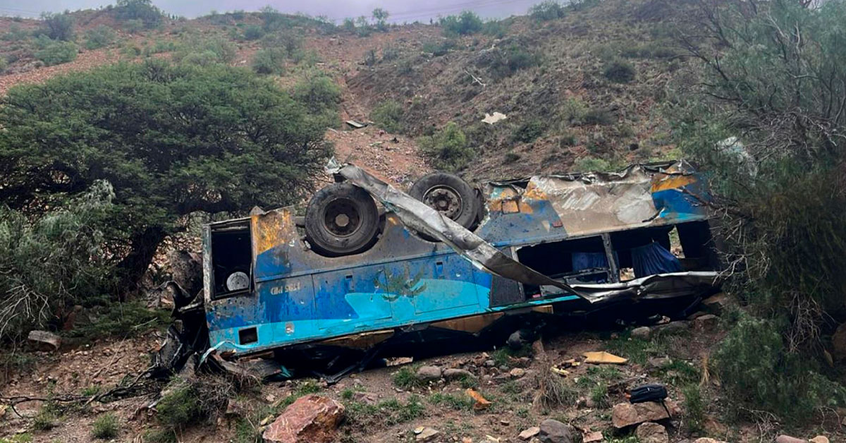 Tragedia en la carretera: Bus se desbarrancó dejando más de 30 fallecidos y decenas de heridos