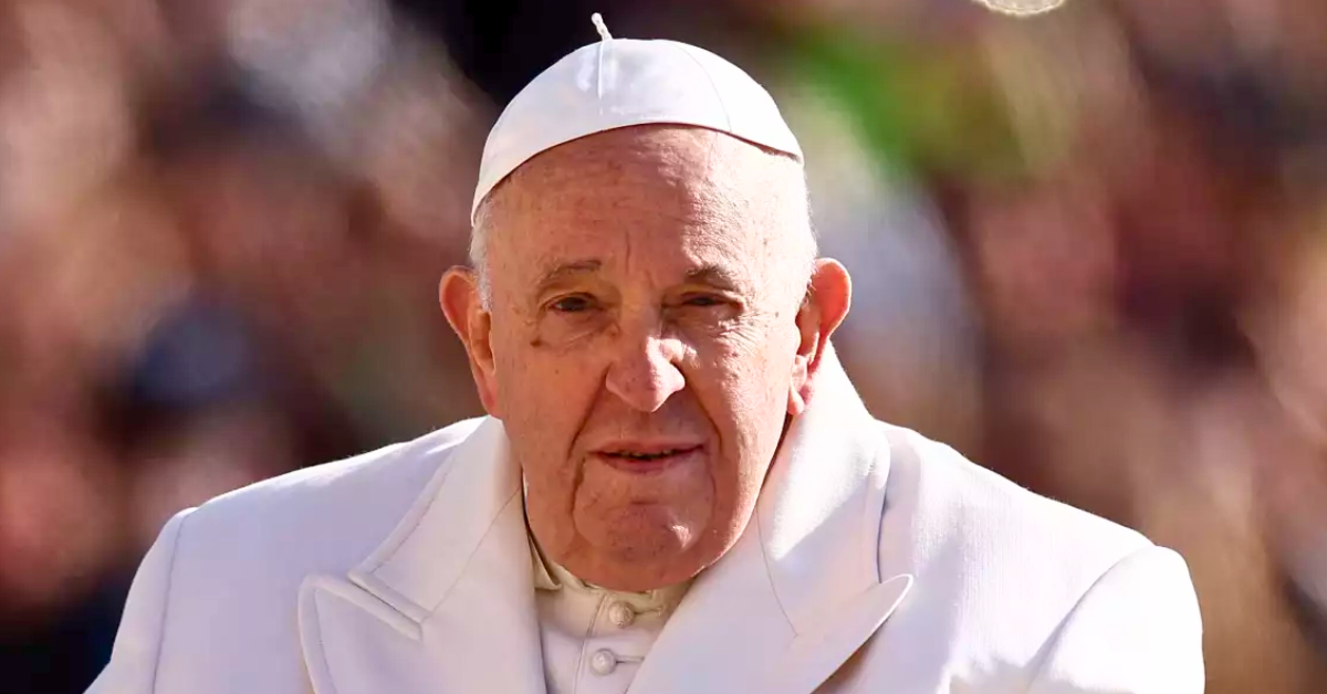 El papa Francisco tuvo una "ligera mejoría" pero su pronóstico aún es reservado, informa el Vaticano