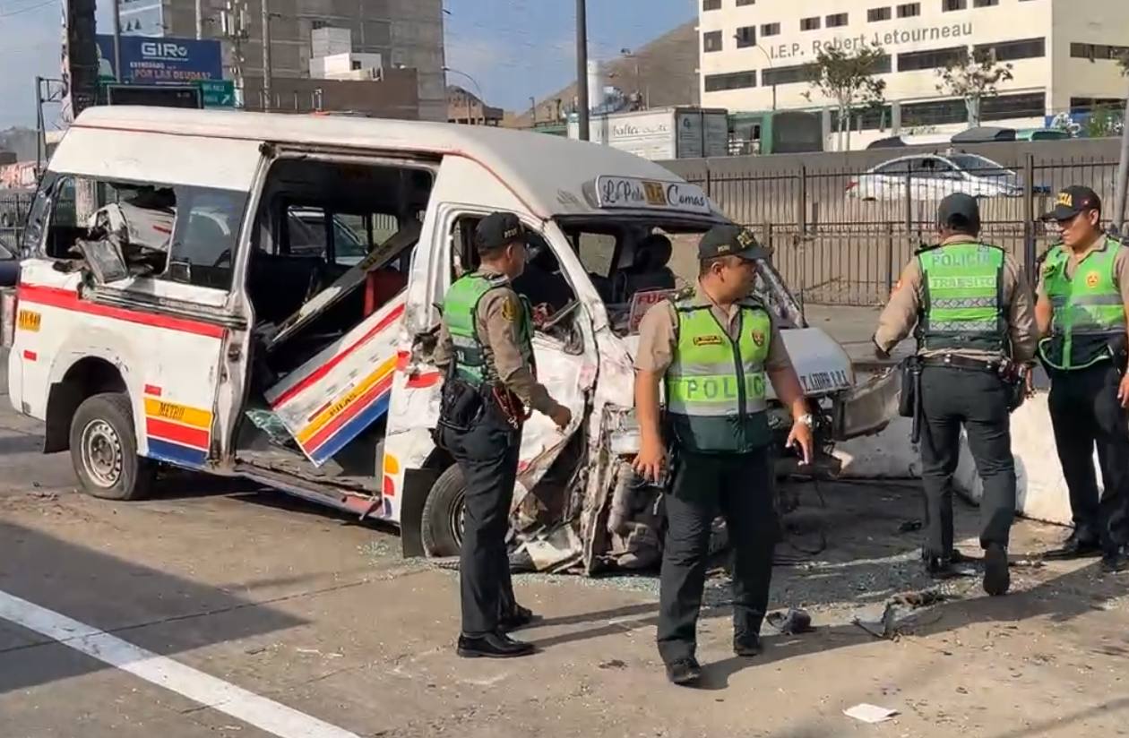 Combi qued incrustrado en muro de concreto tras chocar contra un bus de transporte pblico.