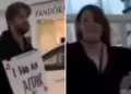 Mujer hace que su esposo admita su infidelidad con un cartel en pleno centro comercial: "l es un infiel!"