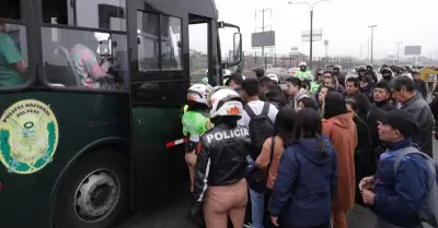 PNP pone flota de 15 buses a disposicin de pasajeros varados.