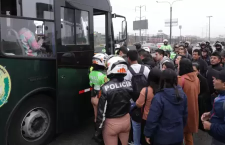 PNP pone flota de 15 buses a disposicin de pasajeros varados.