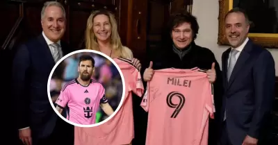 Javier Milei emocionado por camiseta firmada por Messi.