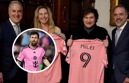 Javier Milei emocionado por camiseta firmada por Messi.