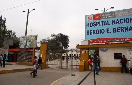 Hospital no ayud a mujer que qued inconsciente en puerta de ingreso.