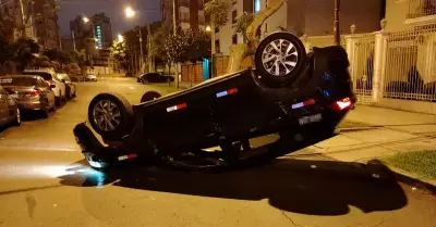 Camioneta termina volcada tras chocar contra otro auto en Miraflores.