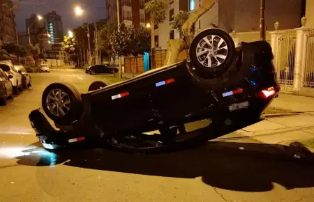 Camioneta termina volcada tras chocar contra otro auto en Miraflores.