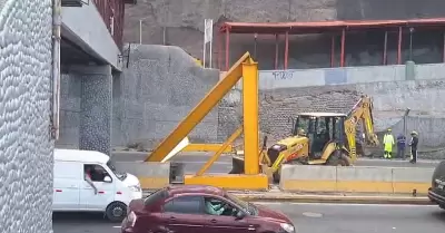 Emape denunciar a chofer que impact el puente Bajada de Baos.