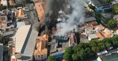 Incendio en fbrica de disfraces en Ro de Janeiro dej varios heridos.