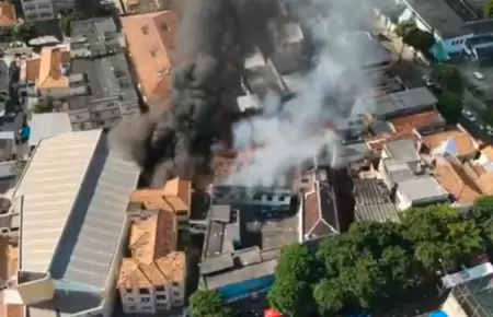 Incendio en fbrica de disfraces en Ro de Janeiro dej varios heridos.