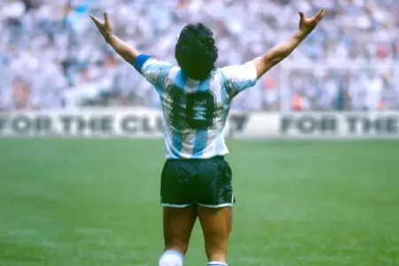 Diego Maradona est de regreso en el juego de ftbol.