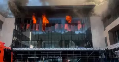 Al menos 6 muertos y 25 heridos tras incendio en hotel en construccin.