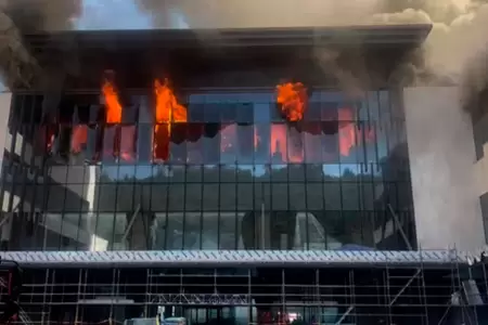 Al menos 6 muertos y 25 heridos tras incendio en hotel en construccin.